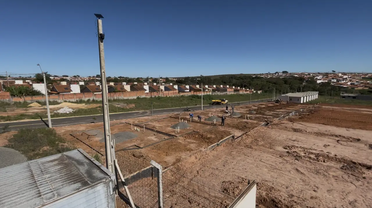 Vista aérea das fundações e primeiras casas