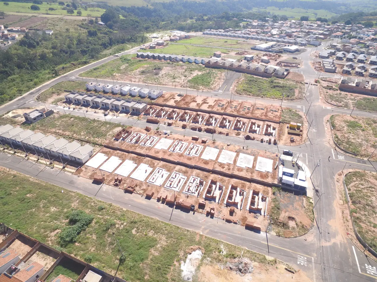 Alvenaria em execução — fileira de casas