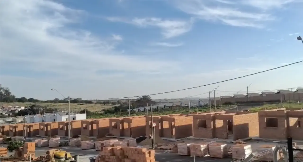 Fileira de casas em alvenaria